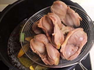 7、酸辣鸡胗,把焯好的鸡胗放入锅中