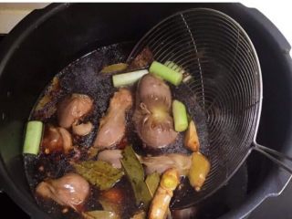 9、酸辣鸡胗,鸡胗能用筷子穿透就熟了,煮的太熟了口感不好