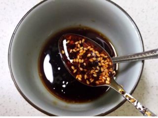 16、酸辣鸡胗,加入自制的红辣油