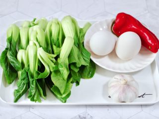 1、蒜蓉小油菜,首先备齐所有的食材，小油菜摘洗干净。