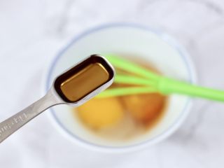 3、蒜蓉小油菜,鹅蛋打入碗中，加入料酒调味后搅打均匀。