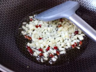 5、蒜蓉小油菜,另起锅烧热后，倒入剩下的20克花生油烧热，先小火慢慢炸香花椒，再大火爆香蒜末。