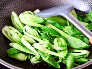 8、蒜蓉小油菜,加入小油菜，大火快速翻炒均匀。