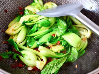 11、蒜蓉小油菜,大火快速翻炒至油菜断生变色的时候。