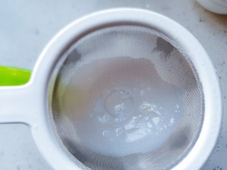 22、午后时光_红枣双皮奶,未化开的奶粉粒和蛋清被过滤下来