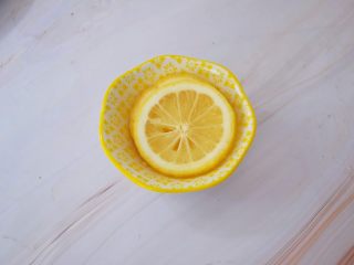 3、黄瓜汁,柠檬先用盐搓洗外皮，再冲洗干净后切片去籽备用