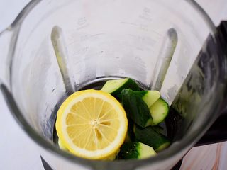 5、黄瓜汁,加入柠檬