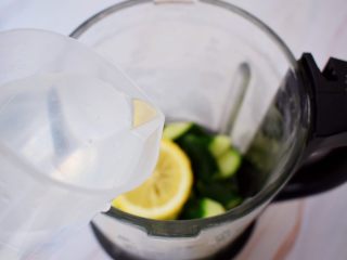 6、黄瓜汁,加入纯净水
