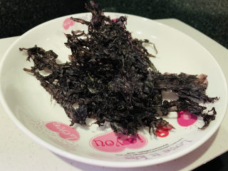 1、紫菜虾皮汤,紫菜待用；