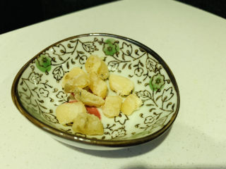 3、紫菜虾皮汤,干贝待用；