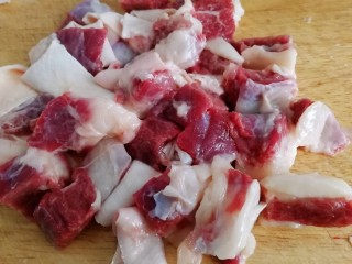 1、胡萝卜炖牛腩,牛腩洗净，切块儿。