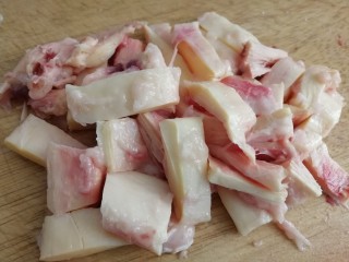 2、胡萝卜炖牛腩,板筋切块儿。