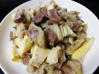 6、胡萝卜炖牛腩,捞出温水洗净。