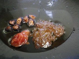 7、胡萝卜炖牛腩,热锅倒入适量油，油温热放入八料，豆瓣酱，番茄酱，小火炒香。
