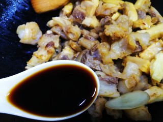 9、胡萝卜炖牛腩,一汤匙生抽，文火炒匀。