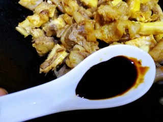 10、胡萝卜炖牛腩,一小勺生抽。