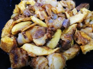 11、胡萝卜炖牛腩,文火炒上色。