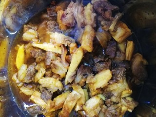 12、胡萝卜炖牛腩,放入压力锅里，加入适量开水。