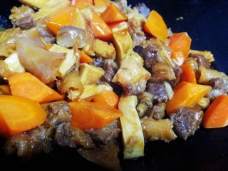 15、胡萝卜炖牛腩,盖上锅盖文火炖至胡萝卜变软，汤汁浓稠即可。