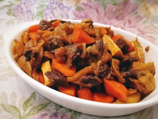 16、胡萝卜炖牛腩,盛盘。香气扑鼻。