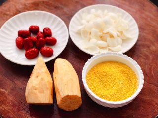 1、红薯百合红枣小米粥,首先备齐所有的食材，红薯去皮后洗净，把新鲜百合摘洗干净。