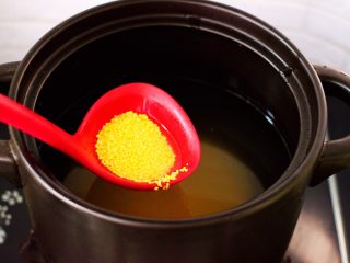 5、红薯百合红枣小米粥,砂锅里倒入适量纯净水，把浸泡好的小米放入砂锅中。