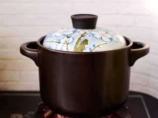 7、红薯百合红枣小米粥,盖上锅盖大火烧开后。