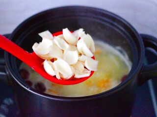 12、红薯百合红枣小米粥,这个时候放入洗净的百合。