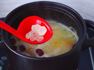 13、红薯百合红枣小米粥,再放入冰糖。