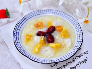 15、红薯百合红枣小米粥,煮好的粥，盛到碗里即可食用了，香甜软滑可口，太好喝咯。