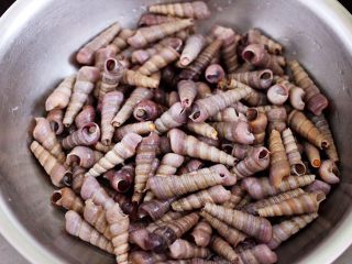 1、辣爆锥螺,首先把锥螺放入盆中,要把锥螺的尾部用剪子剪掉,我是在买的时候,最近让卖家煎掉了,嘻嘻,力气活我不行。