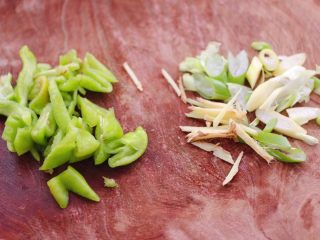 4、辣爆锥螺,把葱姜切丝,青椒切块。