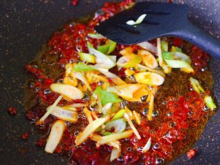 7、辣爆锥螺,小火把郫县豆瓣酱炸出红油后,爆香葱姜丝。