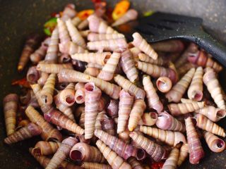 8、辣爆锥螺,这个时候放入洗净的锥螺。