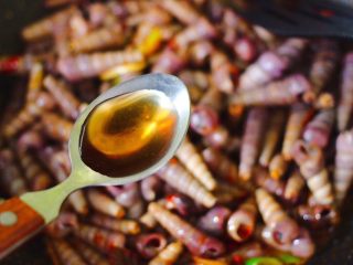 9、辣爆锥螺,加入料酒去腥味。