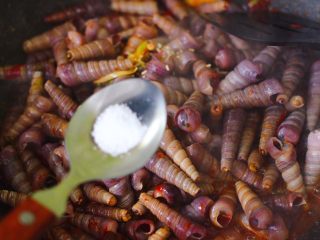 11、辣爆锥螺,最后加入白砂糖和适量的盐。