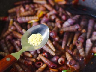 10、辣爆锥螺,再放入鸡精调味。