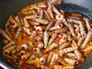 13、辣爆锥螺,盖上锅盖大火焖烧2分钟后。