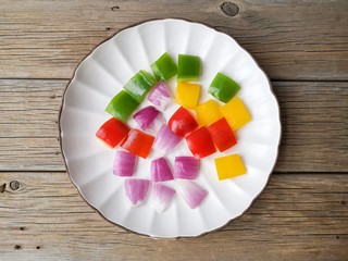 5、彩椒牛肉串,彩椒，洋葱洗净切片。