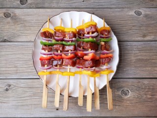 6、彩椒牛肉串,按自己喜欢的方式穿串儿。