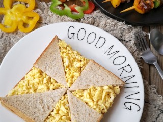 11、彩椒牛肉串,再搭配牛奶滑蛋和全麦吐司，来一杯热牛奶或咖啡，就是能量满满的一份早餐！