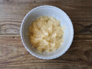 3、全麦土司香蕉派——无油低卡健身餐,用擀面杖捣成香蕉泥。