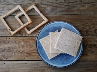 5、全麦土司香蕉派——无油低卡健身餐,将土司切边。