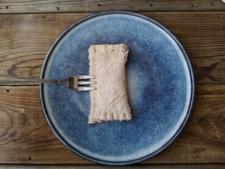 8、全麦土司香蕉派——无油低卡健身餐,将土司涂了蛋液的边上用叉子压紧。