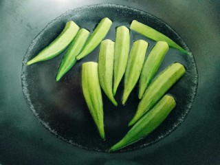 4、#咸味##养生菜#凉拌秋葵,将盐水泡好的秋葵焯水,锅中加入水,大火烧开,加秋葵。