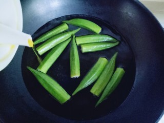 6、#咸味##养生菜#凉拌秋葵,再滴几滴食用油。(这样会保持秋葵的脆绿色)大火2-3分钟即可。