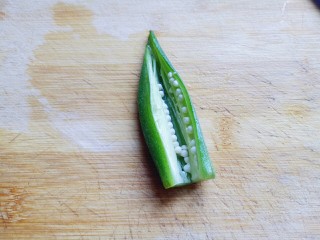 8、#咸味##养生菜#凉拌秋葵,将秋葵切开。如图(也可以根据个人喜欢切,切块,切丁都可以)