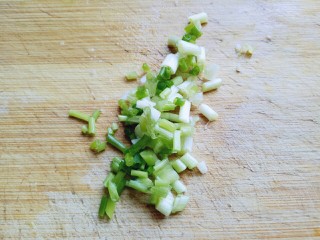 11、#咸味##养生菜#凉拌秋葵,葱去皮切碎。