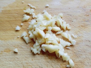 10、#咸味##养生菜#凉拌秋葵,蒜去皮切碎,