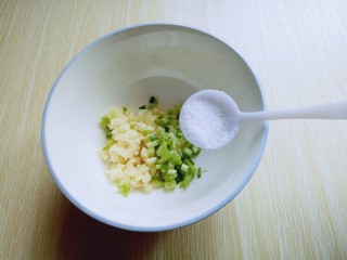 12、#咸味##养生菜#凉拌秋葵,调味料: 将切好的葱蒜加入小碗中,加入盐。